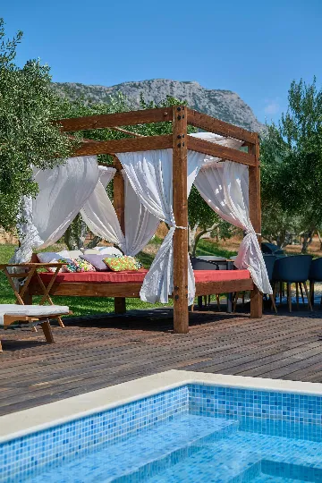 4-Bedroom Villa with Sea Views in Kaštel Lukšić