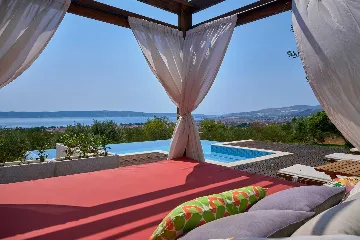 4-Bedroom Villa with Sea Views in Kaštel Lukšić