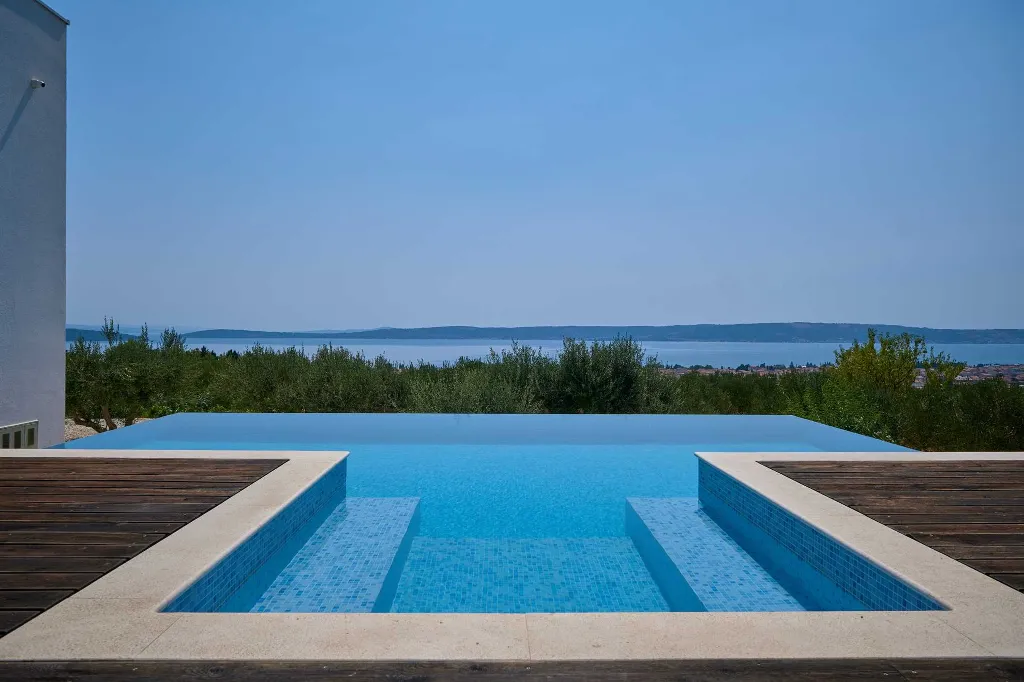 4-Bedroom Villa with Sea Views in Kaštel Lukšić
