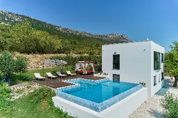 4-Bedroom Villa with Sea Views in Kaštel Lukšić