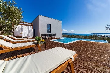 4-Bedroom Villa with Sea Views in Kaštel Lukšić