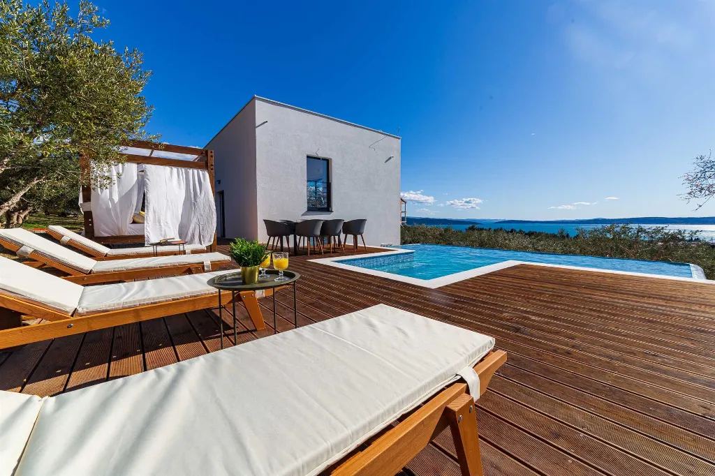 4-Bedroom Villa with Sea Views in Kaštel Lukšić