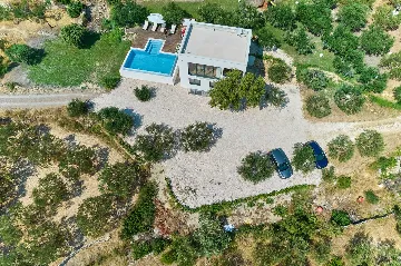 4-Bedroom Villa with Sea Views in Kaštel Lukšić
