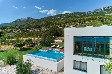 4-Bedroom Villa with Sea Views in Kaštel Lukšić