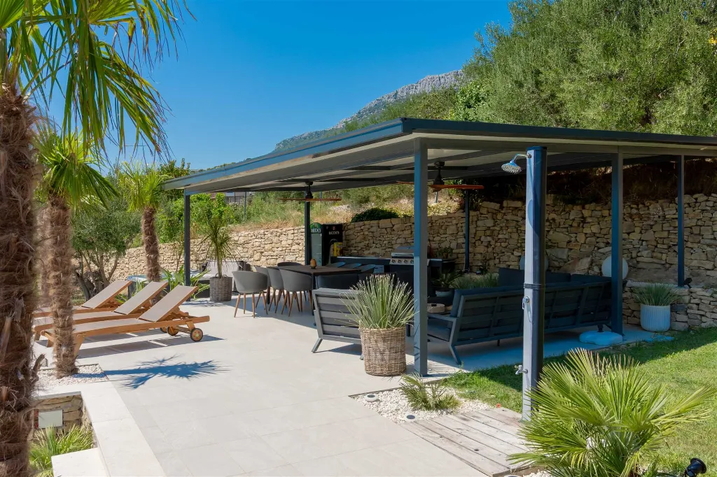 4-Bedroom Villa with Sea Views in Kaštel Lukšić