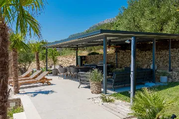 4-Bedroom Villa with Sea Views in Kaštel Lukšić