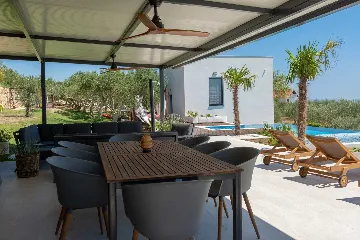 4-Bedroom Villa with Sea Views in Kaštel Lukšić