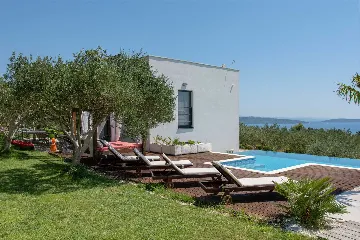 4-Bedroom Villa with Sea Views in Kaštel Lukšić