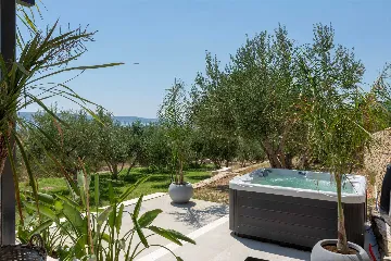 4-Bedroom Villa with Sea Views in Kaštel Lukšić