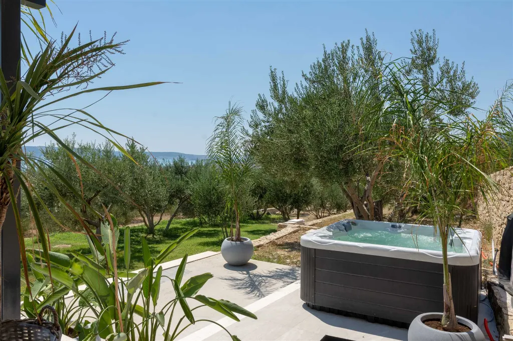 4-Bedroom Villa with Sea Views in Kaštel Lukšić