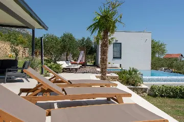 4-Bedroom Villa with Sea Views in Kaštel Lukšić