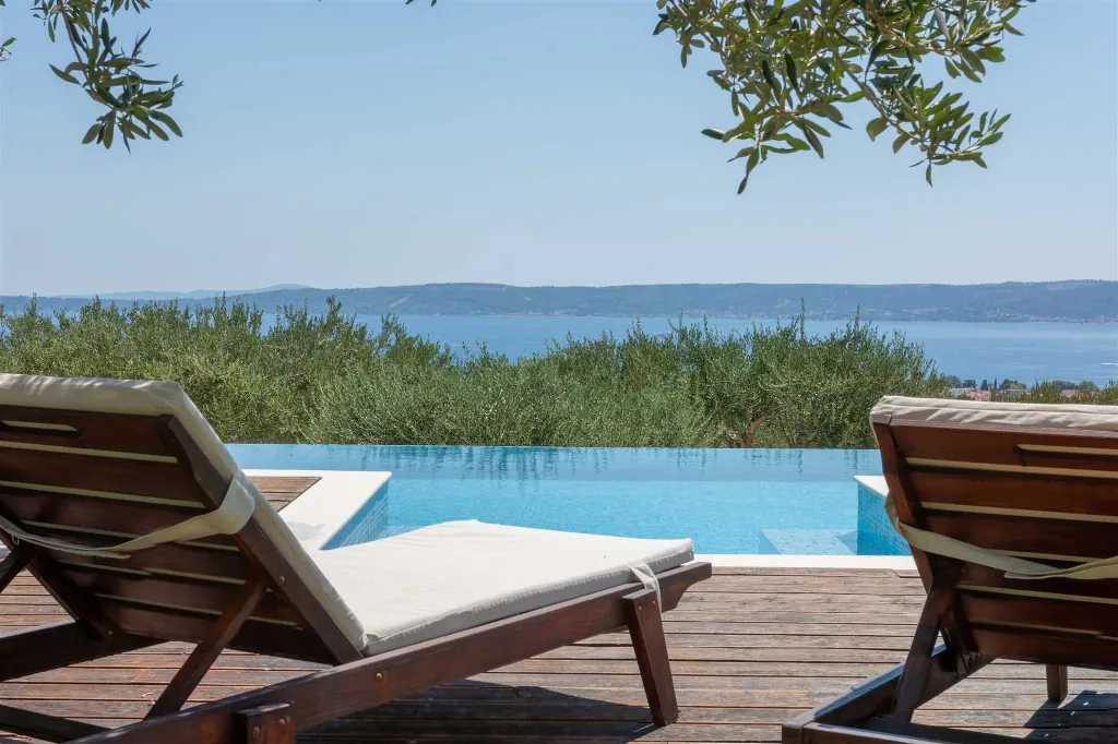 4-Bedroom Villa with Sea Views in Kaštel Lukšić