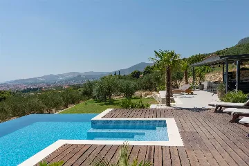 4-Bedroom Villa with Sea Views in Kaštel Lukšić