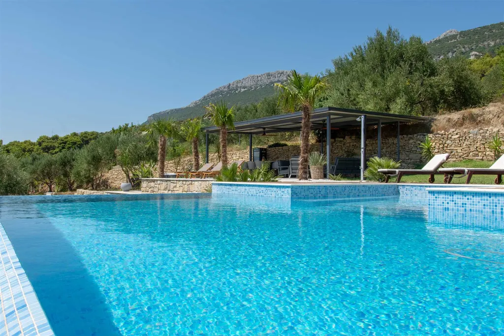 4-Bedroom Villa with Sea Views in Kaštel Lukšić