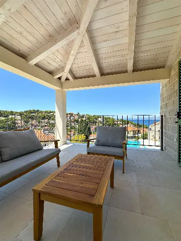 4-Bedroom Villa with Sea Views in Splitska