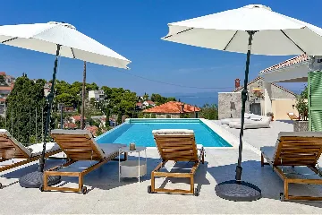 4-Bedroom Villa with Sea Views in Splitska