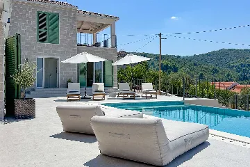 4-Bedroom Villa with Sea Views in Splitska