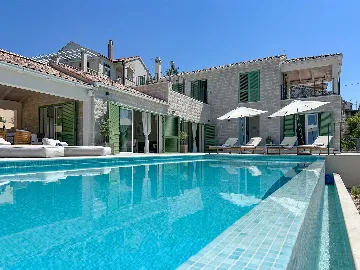 4-Bedroom Villa with Sea Views in Splitska