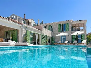 4-Bedroom Villa with Sea Views in Splitska