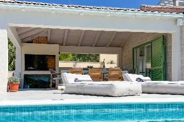 4-Bedroom Villa with Sea Views in Splitska