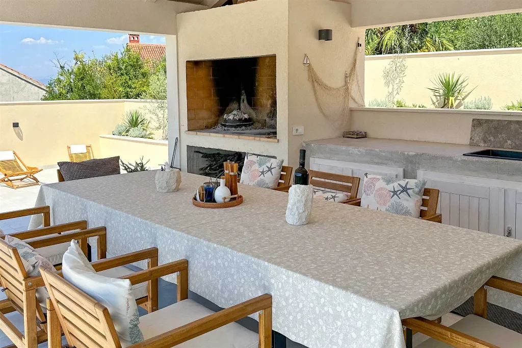 4-Bedroom Villa with Sea Views in Splitska