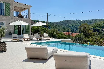 4-Bedroom Villa with Sea Views in Splitska