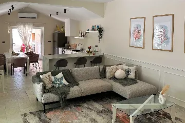 4-Bedroom Villa with Sea Views in Splitska