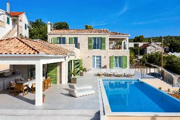 4-Bedroom Villa with Sea Views in Splitska