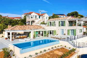 4-Bedroom Villa with Sea Views in Splitska