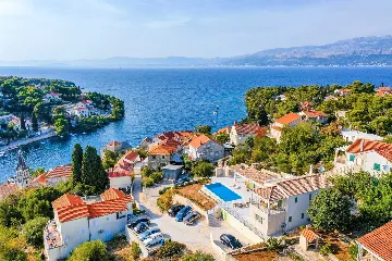 4-Bedroom Villa with Sea Views in Splitska