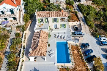 4-Bedroom Villa with Sea Views in Splitska