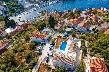 4-Bedroom Villa with Sea Views in Splitska