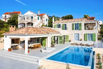4-Bedroom Villa with Sea Views in Splitska