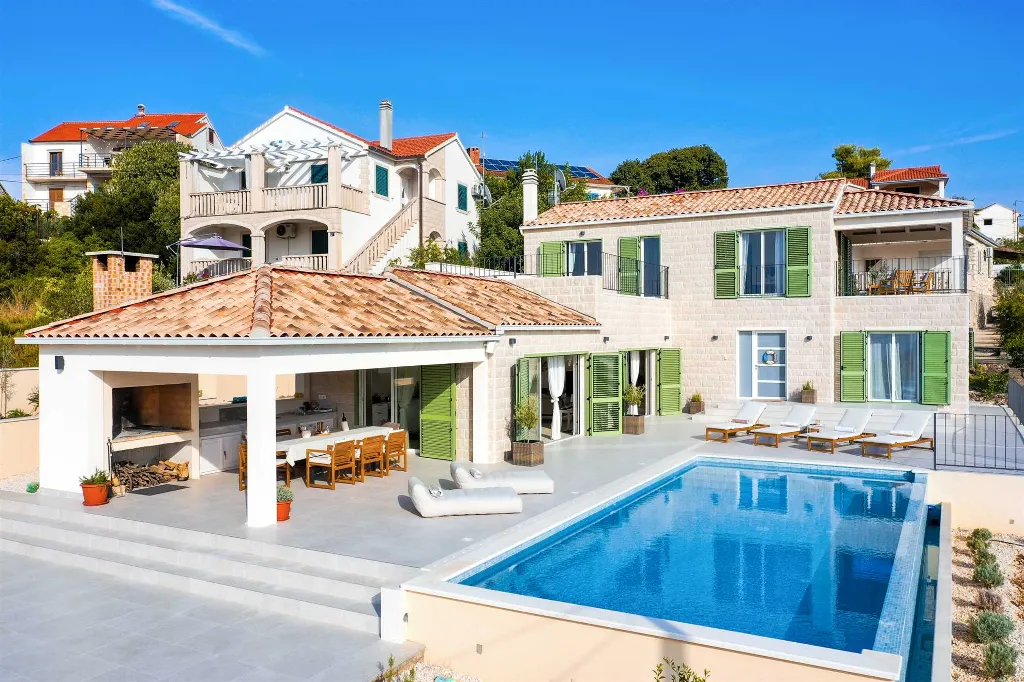 4-Bedroom Villa with Sea Views in Splitska