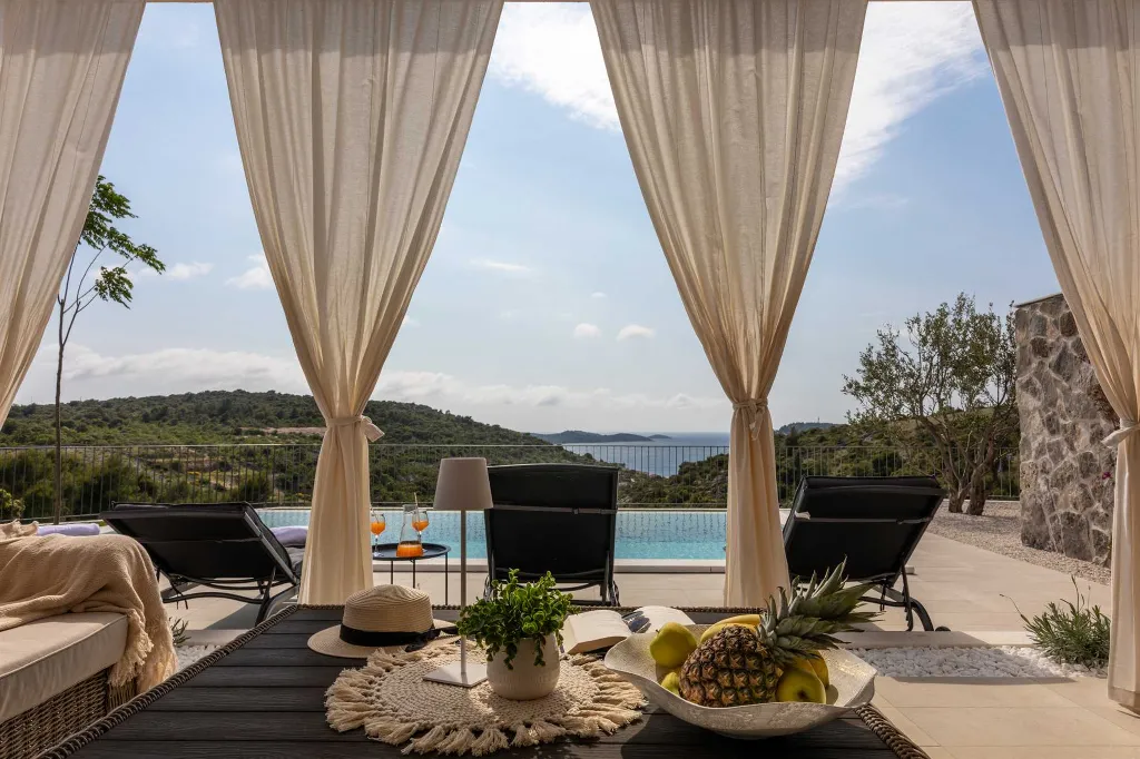 Rogoznica 4-Bedroom Villa with Heated Pool & Sea View