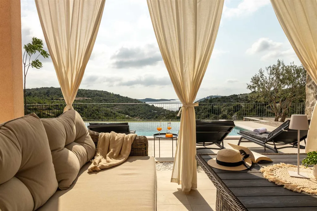 Rogoznica 4-Bedroom Villa with Heated Pool & Sea View