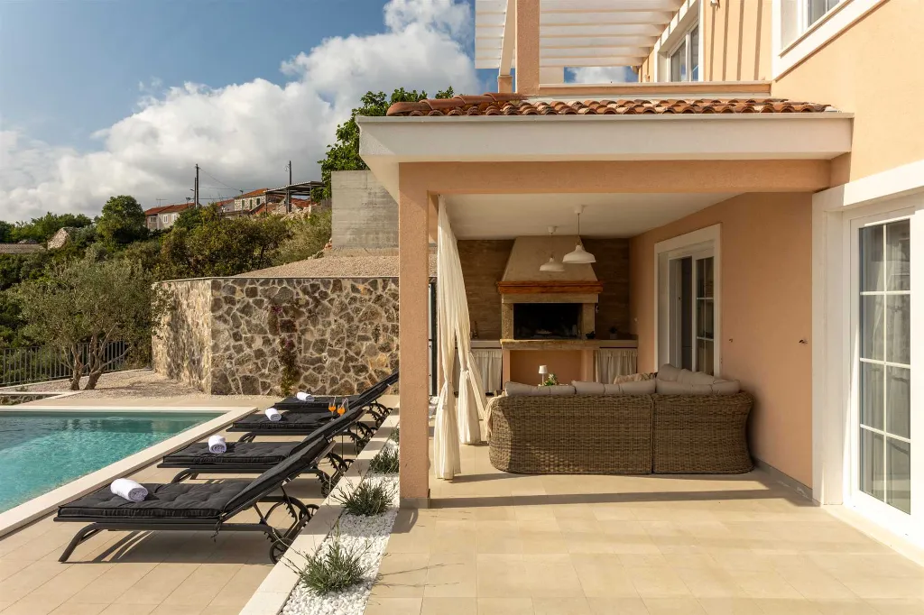 Rogoznica 4-Bedroom Villa with Heated Pool & Sea View