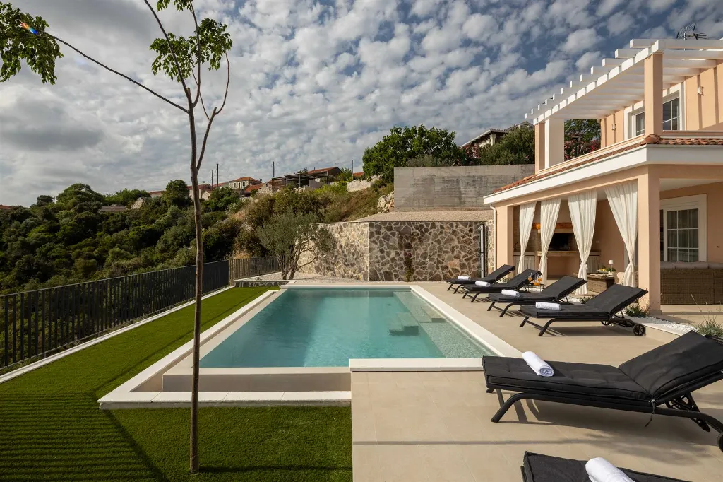Rogoznica 4-Bedroom Villa with Heated Pool & Sea View