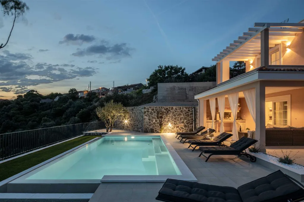 Rogoznica 4-Bedroom Villa with Heated Pool & Sea View