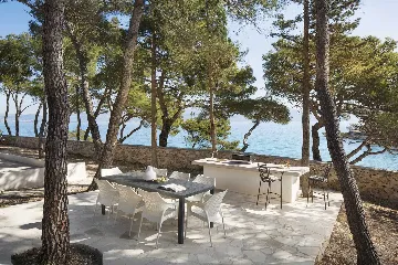 4-Bedroom Villa in Sutivan for Up to 8 Guests