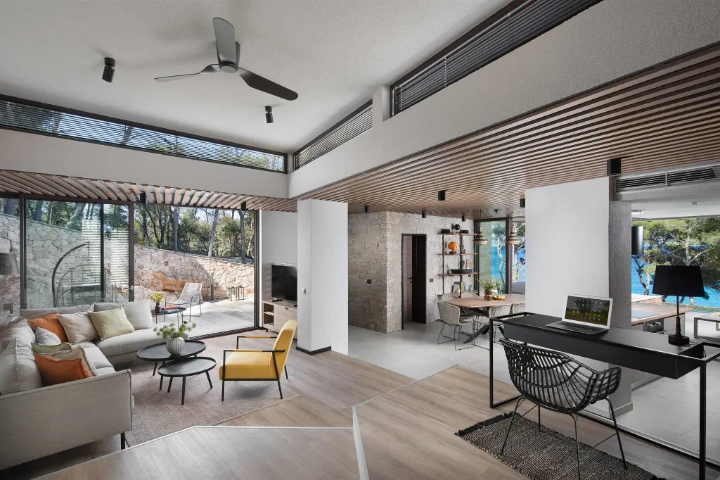 4-Bedroom Villa in Sutivan for Up to 8 Guests
