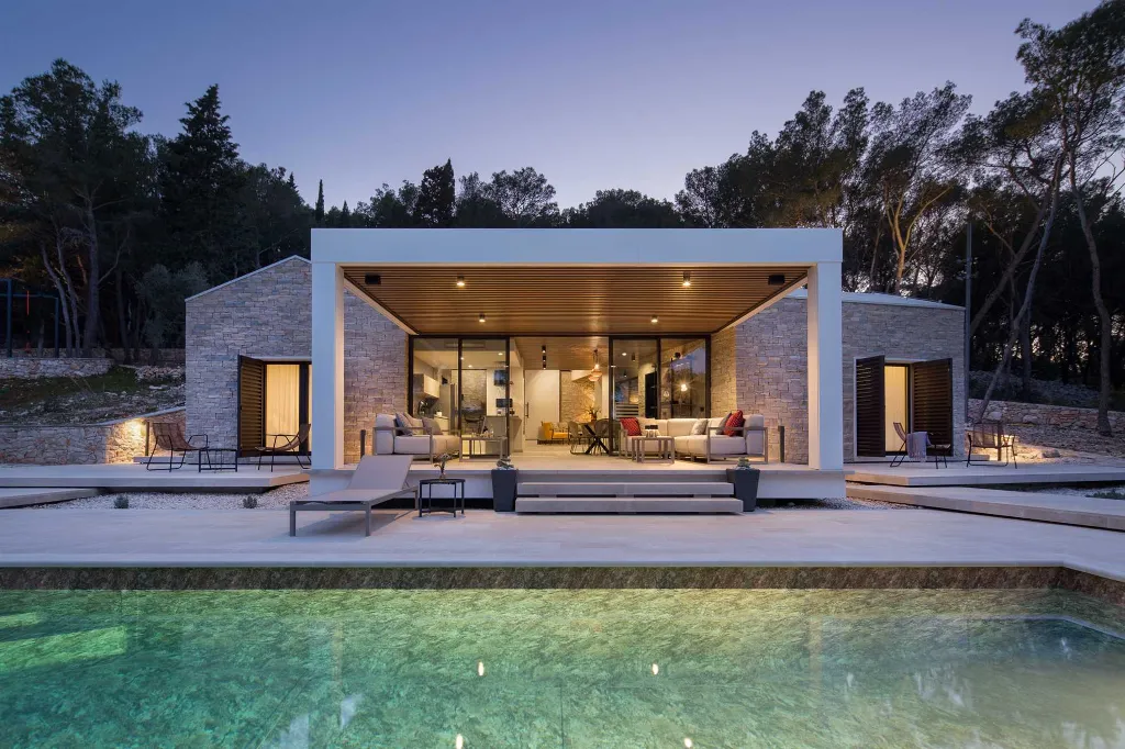 4-Bedroom Villa in Sutivan for Up to 8 Guests