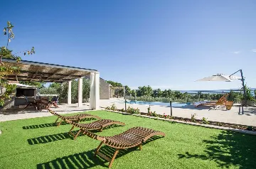 Sumartin 4-Bedroom Villa for 8 Guests