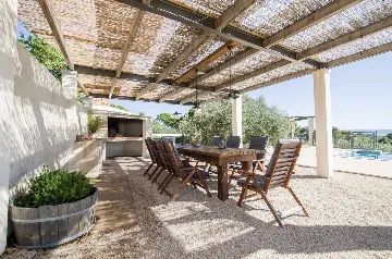 Sumartin 4-Bedroom Villa for 8 Guests