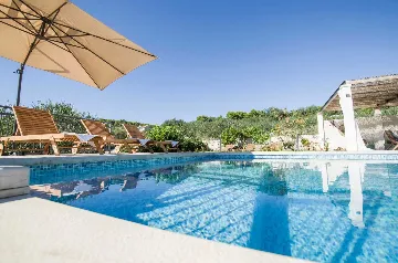 Sumartin 4-Bedroom Villa for 8 Guests