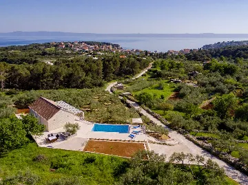 Sumartin 4-Bedroom Villa for 8 Guests