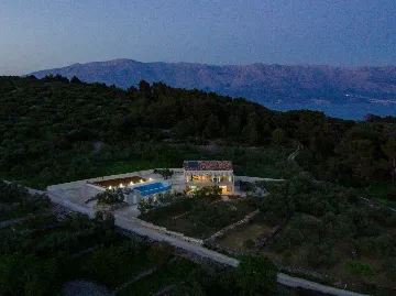 Sumartin 4-Bedroom Villa for 8 Guests