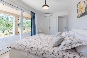 Sumartin 4-Bedroom Villa for 8 Guests