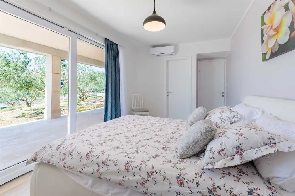 Sumartin 4-Bedroom Villa for 8 Guests