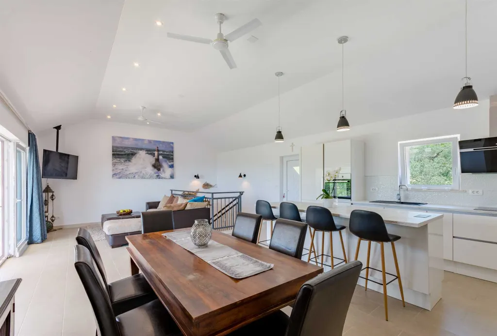 Sumartin 4-Bedroom Villa for 8 Guests